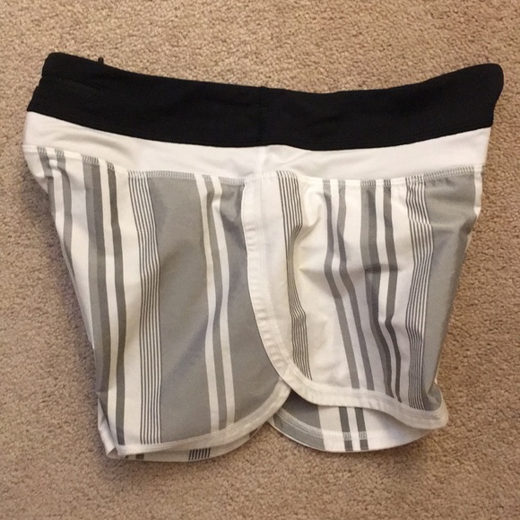 Lululemon Groovy Run Short 6 - Picture 11 of 14